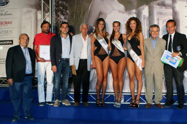 Raffaella Di Caprio incoronata Miss Debora Campania con lo staff. Foto Ufficio Stampa.