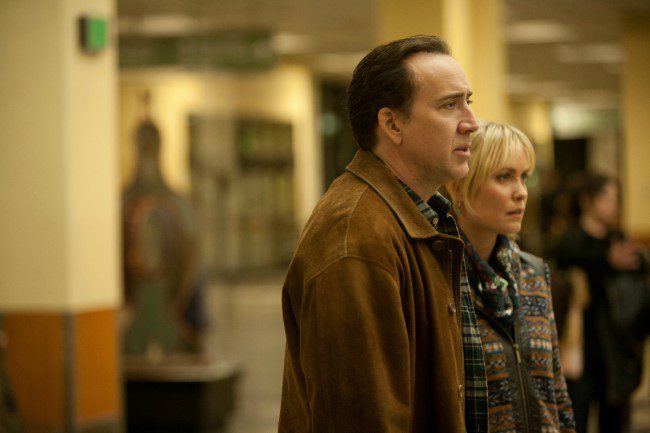 Nicolas Cage e Vanessa Hudgens in una scena de Il cacciatore di donne