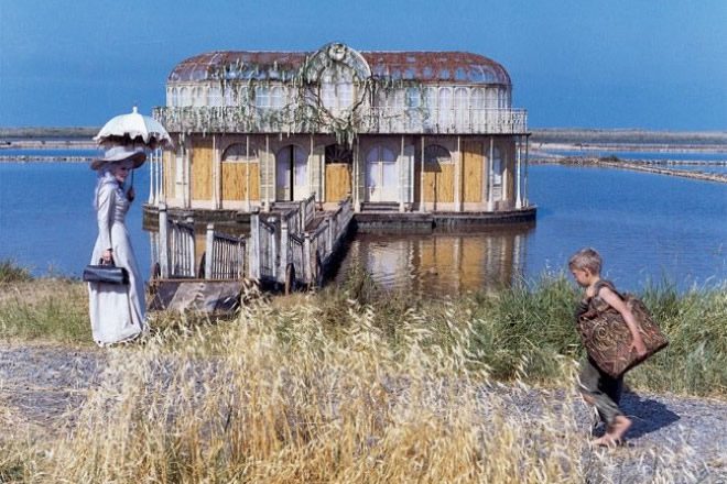 La casina del film di Pinocchio, non è la Casina Vanvitelliana del Fusaro, ma si trova sul Lago di Martignano e Saline di Tarquinia (VT). Foto dal Web.