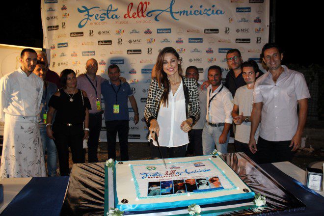 Festa dell'Amicizia 2016 - Anna Tatangelo taglia la torta
