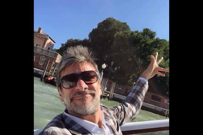 Un selfie di Sergio Assisi a Venezia. Fonte pagina ufficiale di Facebook.