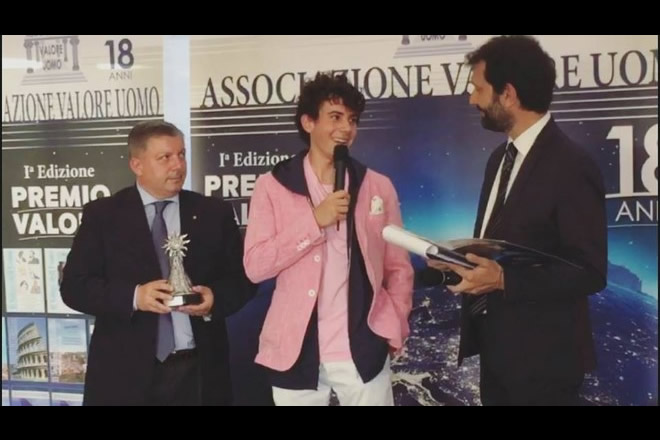 Mirko Trovato riceve il Premio Valore. Foto da Facebook.