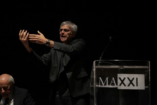 Stefano Mainetti durante una conferenza stampa al MAXXI. Foto dal Web.