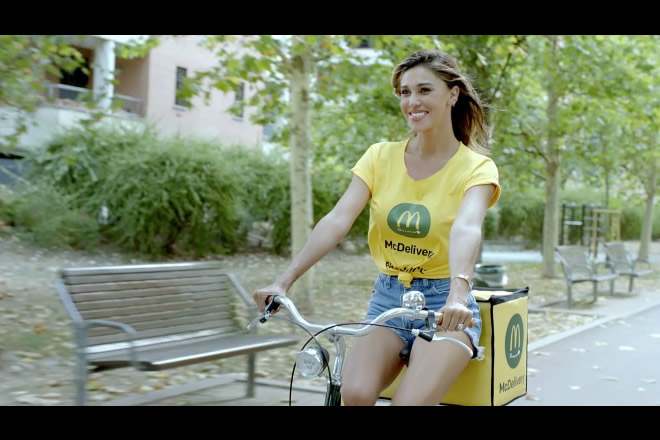Belen Rodriguez in bicicletta per McDonald's. Foto Ufficio Stampa