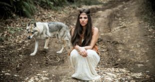 Serena Saitta con i lupi. Foto di Massimo Zerboni