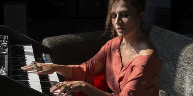 Chiara Civello al pianoforte. Foto di Solange Souza.