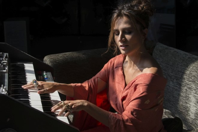 Chiara Civello al pianoforte. Foto di Solange Souza.