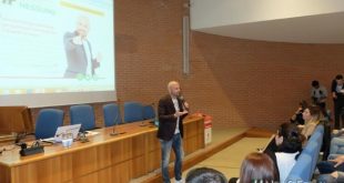 Luca Abete alla Federico II nel tour NonCiFermaNessuno. Foto pagina ufficiale Facebook.