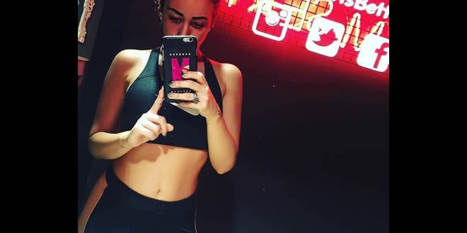 Emanuela Iaquinta si allena all'Hard Candy Fitness Milano. Foto selfie dal profilo ufficiale social network.