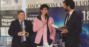 Mirko Trovato riceve il Premio Valore. Foto da Facebook.