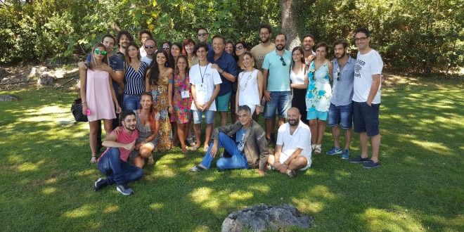 Christian De Sica con i ragazzi della masterclass al Maratea Film Festival. Foto Ufficio Stampa.
