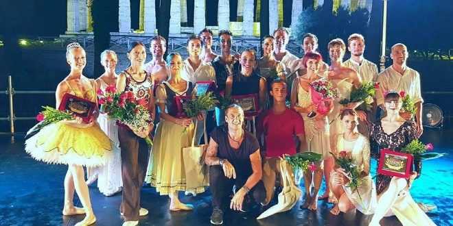 Maratona d'Estate a Paestum. Nella foto il direttore artistico Stefano Forti con Luciana Savignano ed i ballerini di Bentornati Italiani.