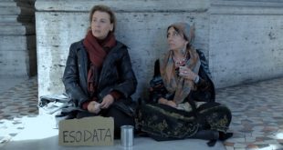 Daniela Poggi e Rosaria De Cicco in una scena de L'Esodo