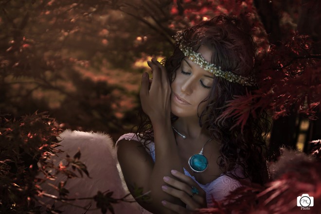 Kayla in una ritrattistica artistica ambientata stile indonesiano. Foto di Paolo Kumar. Kayla in una ritrattistica artistica ambientata stile indonesiano. Foto di Paolo Kumar.