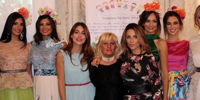 Miriam Candurro, Maridi Vicedomini e Giada Curti insieme alle modelle di Sinfonia d'Autunno 2017.