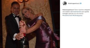 Il brindisi dei 50 anni di Federica Panicucci. Foto dal profilo ufficiale di Instagram.