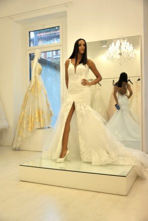 Juliana Moreira in abito da sposa di Angelozzi.