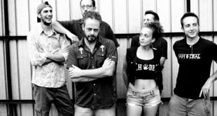 Jah Farmer e Nah Deal Band. Foto da Facebook di Klaus Bunker.