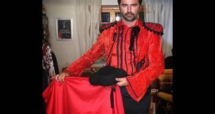 Beppe Convertini in veste di Torero