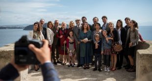 Il cast di A casa tutti bene. Foto da Ufficio Stampa