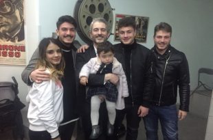 Nando Morra alla presentazione di Una Vita da Sogno, circondato dai figli. Foto fornita del regista.