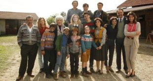 Il cast di Questo nostro grande amore 80. Foto di Maria Vernetti.