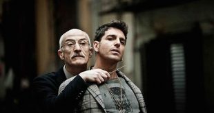 Peppe Servillo e Gianpaolo Morelli in una scena di Song'e Napule, film nella rassegna di Arci Movie a Poggioreale. Foto da Ufficio Stampa.