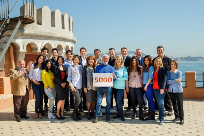 Foto del cast di Un Posto al Sole per le 5000 puntante.  Foto da pagina Facebook della serie di Giuseppe D'Anna