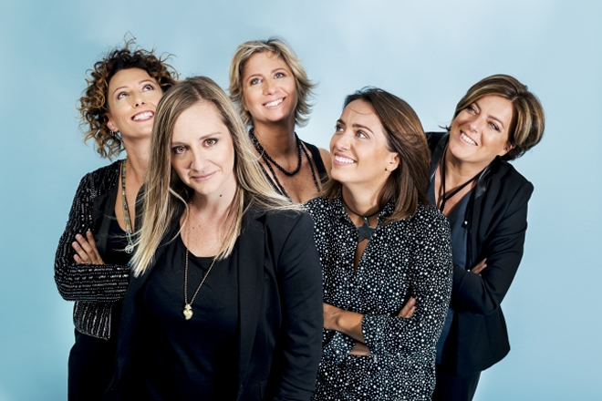 Mujeres Creando. Foto da Ufficio Stampa. Mujeres Creando, ovvero Donne che creano, è il nome di una band tutta al femminile che ha tratto ispirazione dall'omonimo collettivo femminista sudamericano fondato da Julieta Paredes, Maria Galindo, e Mónica Mendoza nel 1992