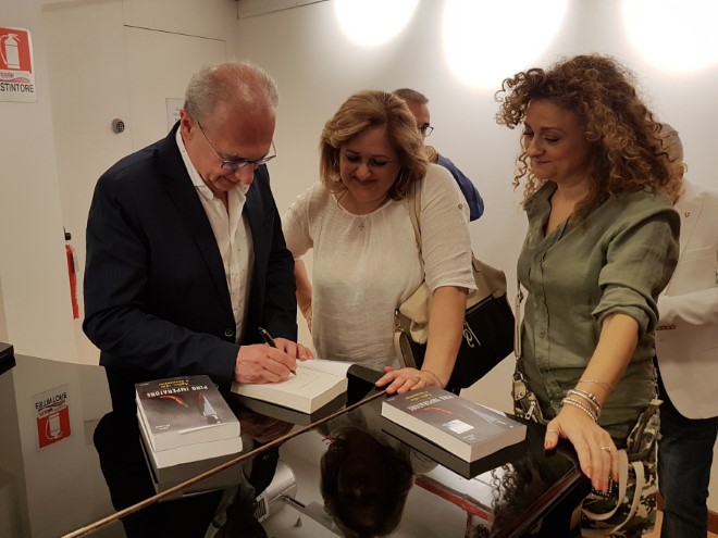 Pino Imperatore firma le copie di Aglio, olio e assassino