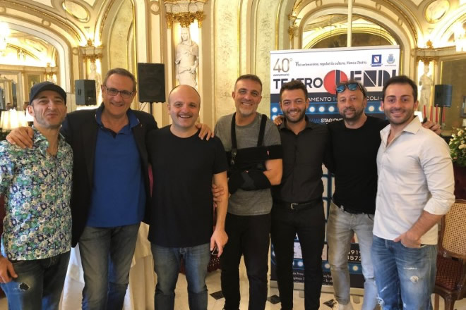 Alcuni degli artisti in cartellone al Teatro Lendi con Francesco Scarano. Foto da Facebook