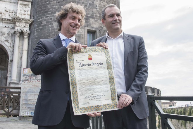 Alberto Angela riceve la cittadinanza onoraria dal sindaco Luigi De Magistris. Foto di Fabiana Privitera