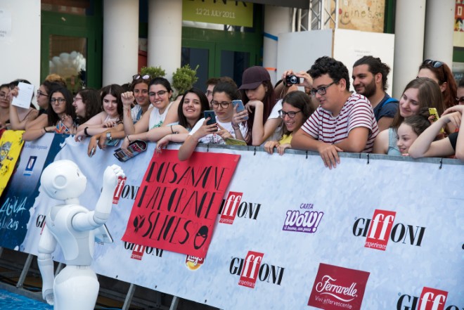 Robot Pepper saluta i ragazzi del Giffoni Film Festival