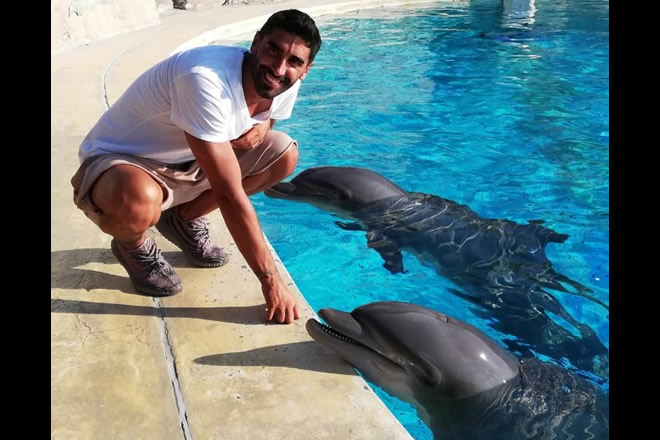 Filippo Magnini con i delfini ad Oltremare e Aquafan. Foto da Ufficio Stampa.