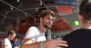 Alvaro Soler mentre incontra i fans