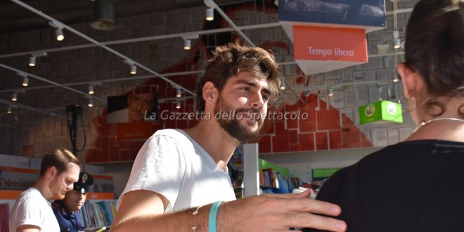 Alvaro Soler mentre incontra i fans