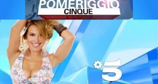 Barbara D'Urso conduce Pomeriggio Cinque. Foto da Facebook.