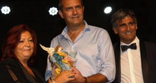 Il sindaco Luigi de Magistris ritira il Premio Ambasciatore del Sorriso 2018. Foto da Ufficio Stampa.