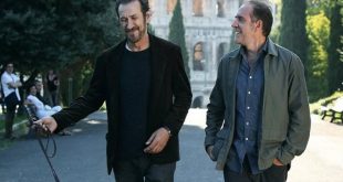 Marco Giallini e Valerio Mastandrea sul set di Domani è un altro giorno. Foto dal Web