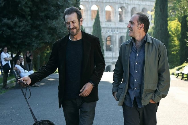 Marco Giallini e Valerio Mastandrea sul set di Domani è un altro giorno. Foto reperita dal Web.