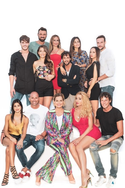 Simona Ventura e le coppie di Temptation Island VIP 2018. Foto da Ufficio Stampa