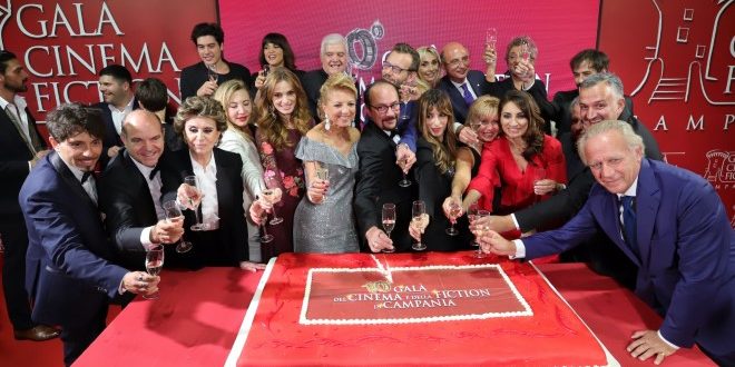 Il taglio della torta del Gala Cinema e Fiction in Campania