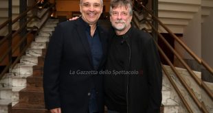 Maurizio De Giovanni ed Alessandro D'Alatri alla prima de I Bastardi di Pizzofalcone al Teatro Mercadante di Napoli.