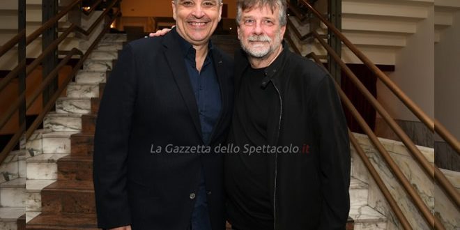 Maurizio De Giovanni ed Alessandro D'Alatri alla prima de I Bastardi di Pizzofalcone al Teatro Mercadante di Napoli.