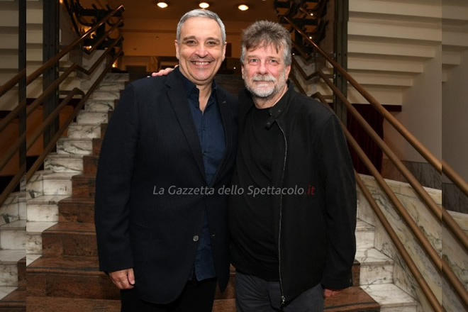 Alla prima de I Bastardi di Pizzofalcone al Teatro Mercadante di Napoli, Maurizio De Giovanni ed Alessandro D'Alatri.