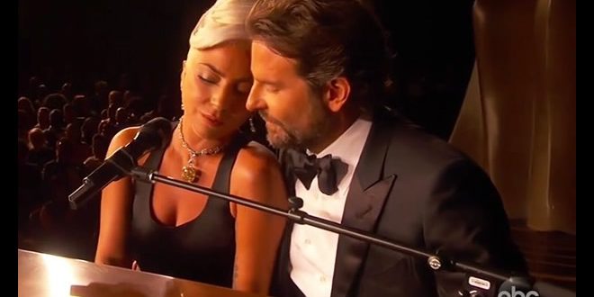 Lady Gaga e Bradley Cooper durante la Notte degli Oscar 2019. Foto dal Web