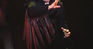 Vittorio Matteucci interpreta Frollo. Foto di scena di Alessandro Dobici