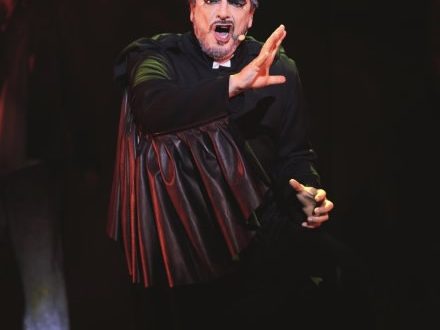 Vittorio Matteucci interpreta Frollo. Foto di scena di Alessandro Dobici
