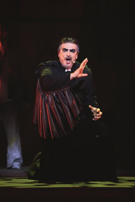 Vittorio Matteucci interpreta Frollo. Foto di scena di Alessandro Dobici