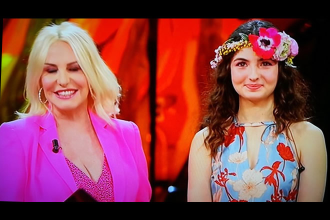 Antonella Clerici e Tecla Insolia in un frame dalla puntata di Sanremo Young